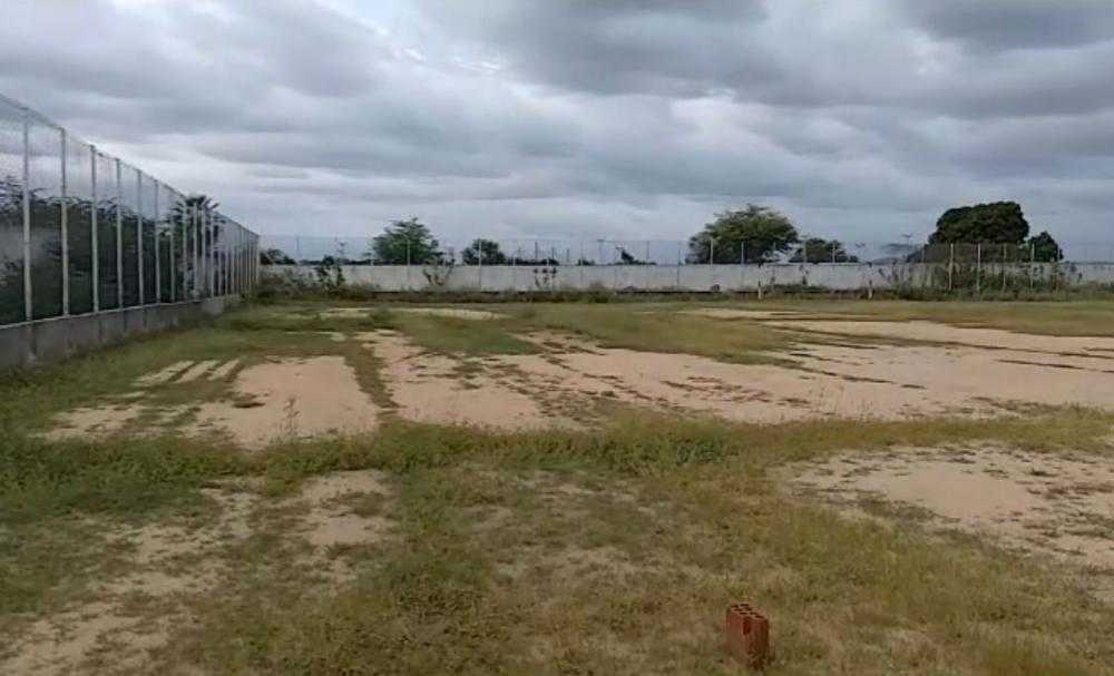 Desportistas reclamam de estado de abandono no campo de futebol dos Sapateiros, em Patos; prefeitura diz que há termo de posse para o espaço