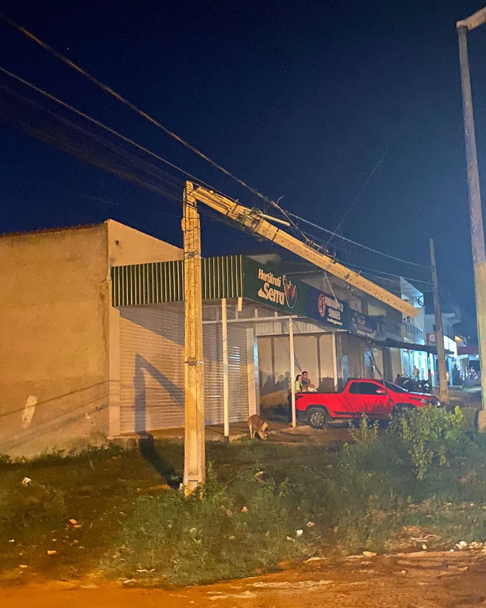 Carreta derruba poste e provoca queda de energia em bairro de Teixeira
