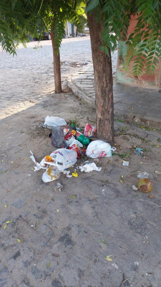 Moradores do bairro do Morro reclamam do lixo colocado nas ruas fora dos dias de coleta