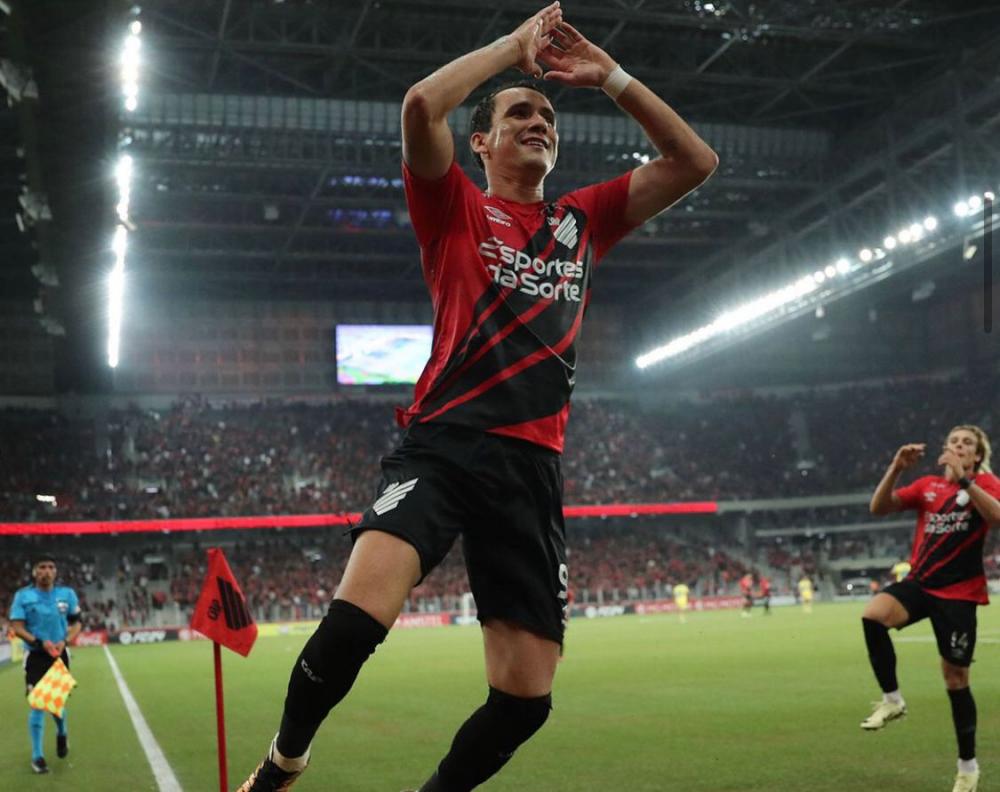 Athletico-PR enfia 6 a 0 no Rayo Zuliano com brilho de Fernandinho e segue 100% na Sul-Americana