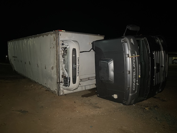 Caminhão tomba na BR-230 próximo a São João do Rio do Peixe, nesta terça-feira (09)