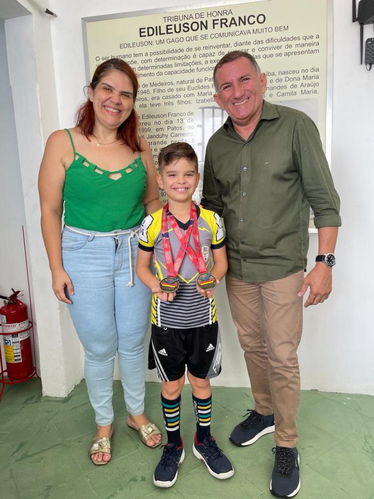 Atleta mirim de Patos conquista medalhas de ouro em competição nacional de tênis de mesa