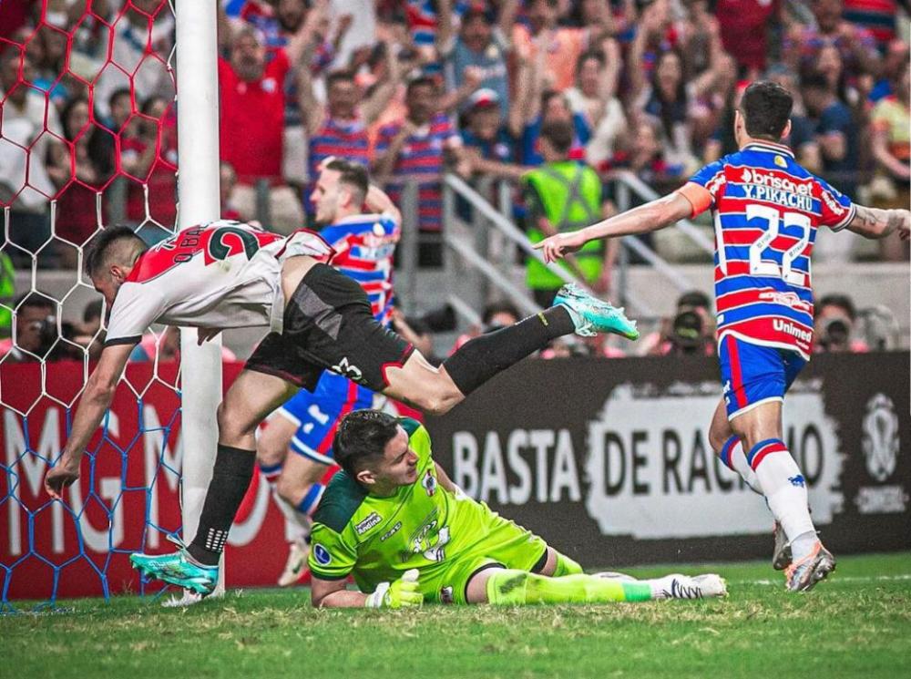 Fortaleza goleia Nacional Potosí com show de Lucero e mantém os 100% na Sul-Americana