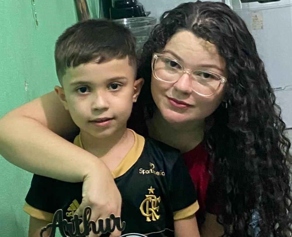 Residente do município de Santa Terezinha cria campanha solidária para tratamento do filho e cirurgia para ela; veja como ajudar
