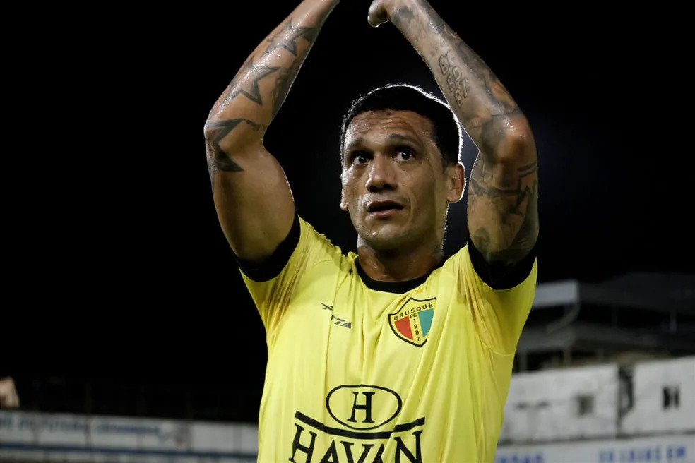 Treze inicia nova fase, contrata atacante e apresenta novos auxiliares