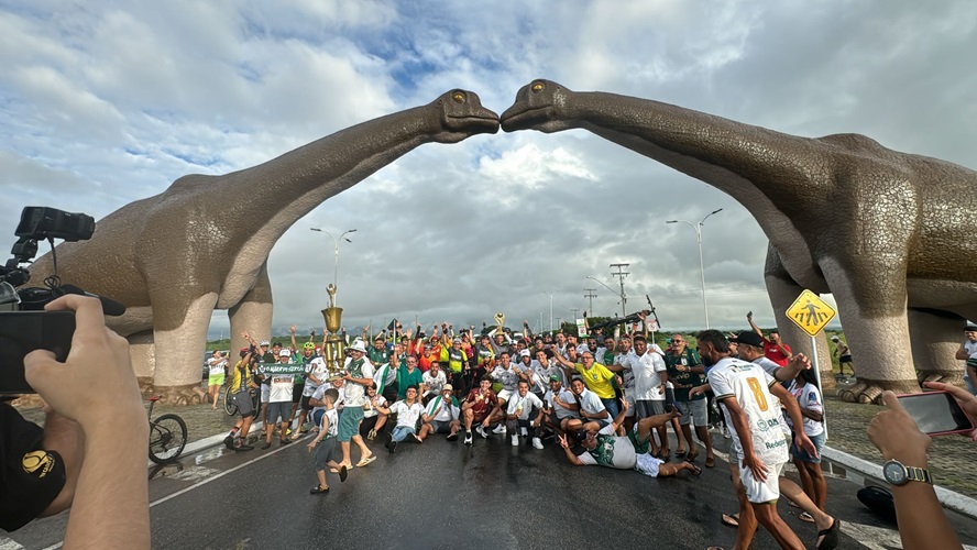 Torcedores do Sousa fazem festa ao receber campeões; taça será exibida pelas principais ruas da cidade