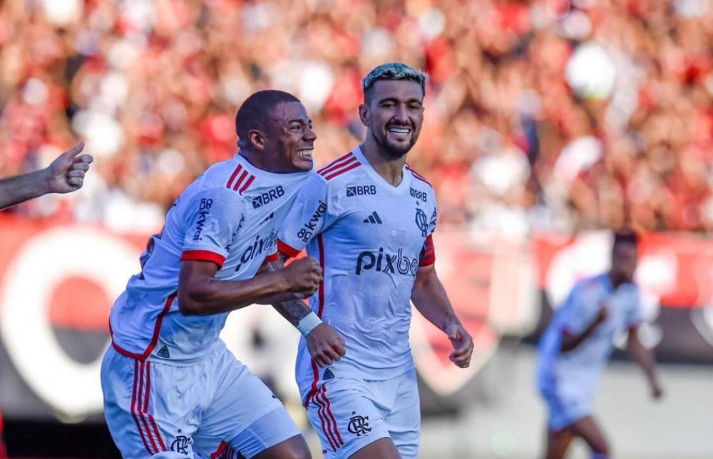 Em jogo marcado por polêmicas de arbitragem, Flamengo vence Atlético-GO com gol de pênalti no fim