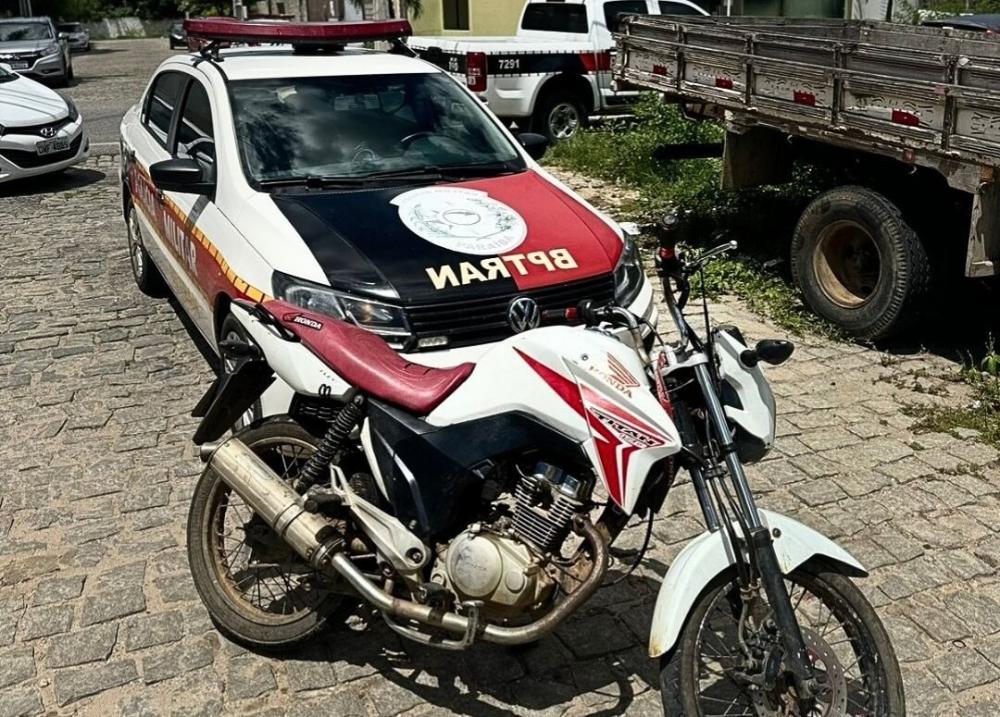 Em Passagem: Polícia Militar prende suspeito e recupera motocicleta adulterada