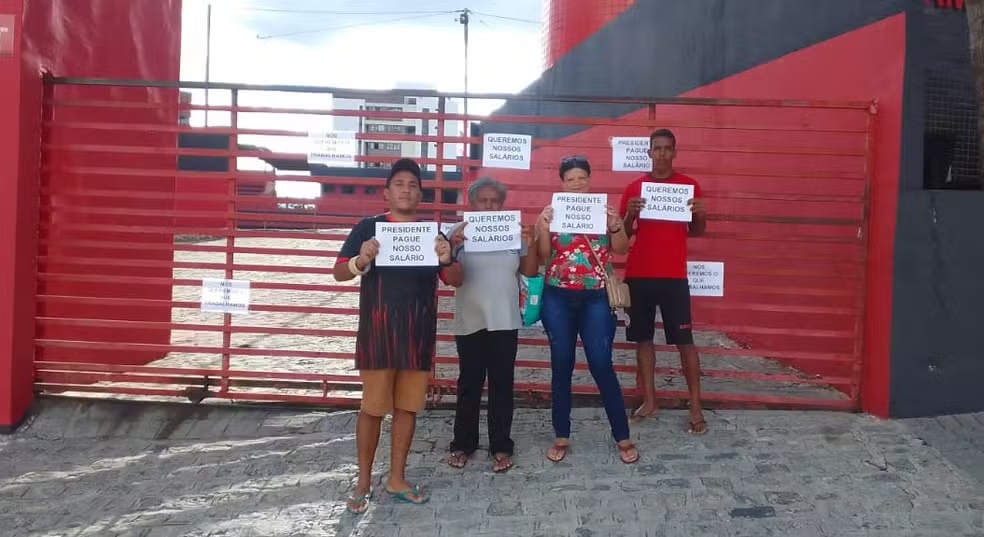 Funcionários cobram salários em protesto no Campinense, e Lênin reage: 