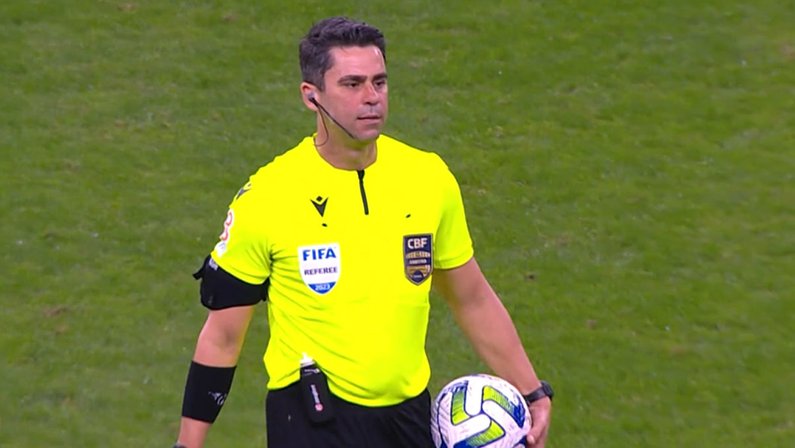 CBF afasta 3 árbitros de próximas escalas após rodada polêmica e cobranças no Brasileirão