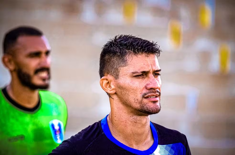 Sousa acerta com o volante Emersonn Bastos, do CSP