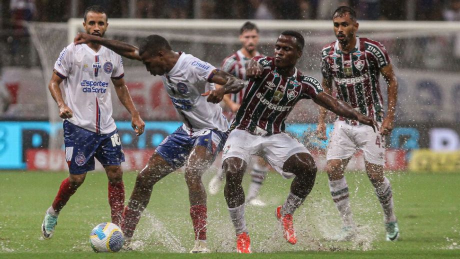 Em jogo paralisado pela chuva, Bahia vira para cima do Fluminense com golaços e vence a primeira no Brasileirão