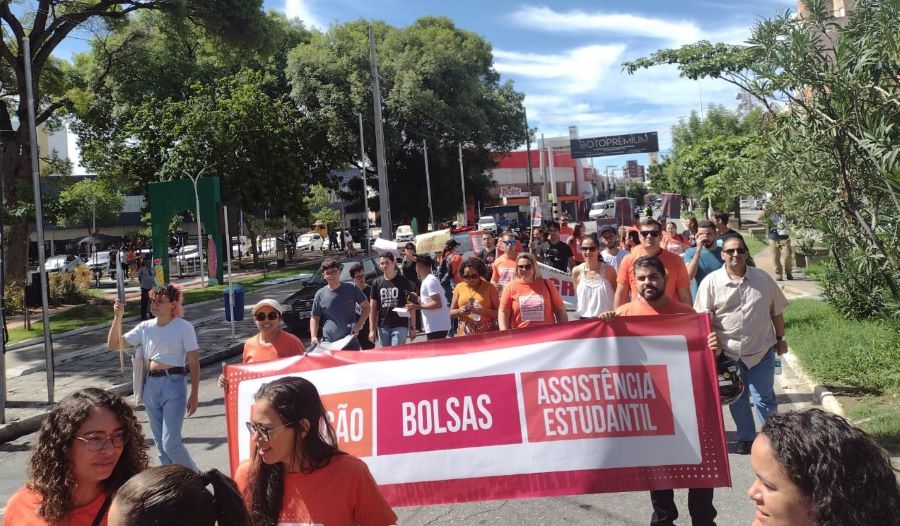 Professores e servidores em greve da UFCG e do IFPB de Patos realizam ato pela defesa da educação e cobram reposição salarial do Governo Lula
