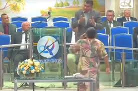 Confusão durante culto em Igreja na Paraíba gera polêmica após mulher acusar religioso de ‘estar em pecado’; veja vídeo 