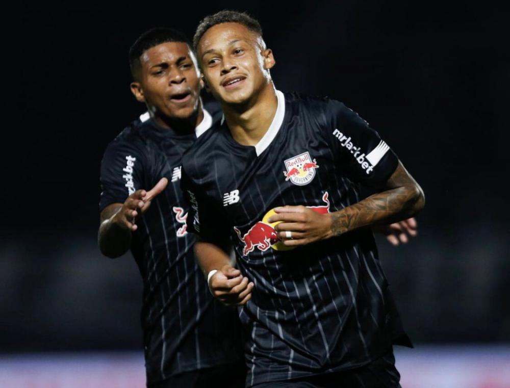 Vasco ensaia reação após falha de Léo Jardim, mas leva gol do Bragantino no fim e perde a primeira no Brasileirão