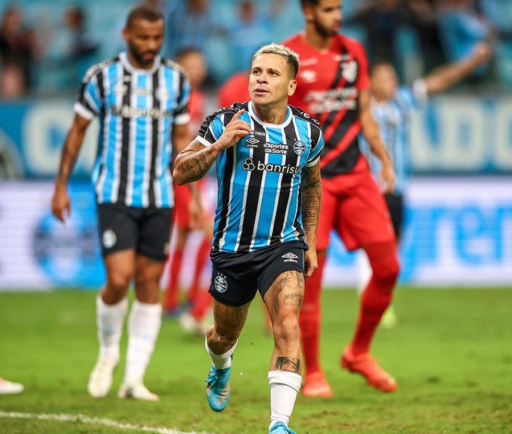 Soteldo marca, Grêmio domina Athletico-PR e conquista primeira vitória no Brasileirão