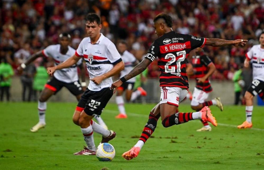 Flamengo leva susto no fim, vence o São Paulo e volta a liderar o Brasileirão depois de três anos