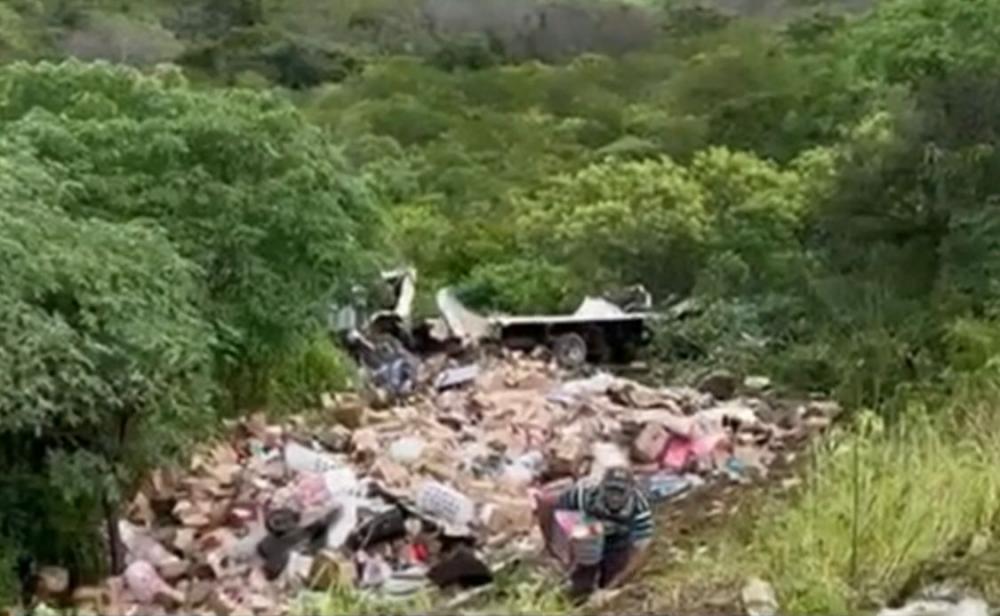 Caminhão carregado de plástico tomba entre Santana de Mangueira e Manaira na manhã desta quarta-feira (17)