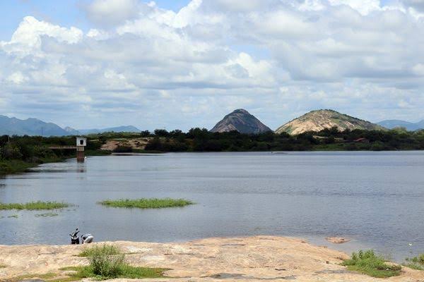 Após recentes chuvas, água começa a se aproximar do sangradouro do Açude Jatobá