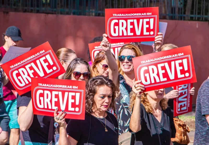 Irrisória e decepcionante: Em greve, servidores federais criticam proposta de reajuste de Lula 