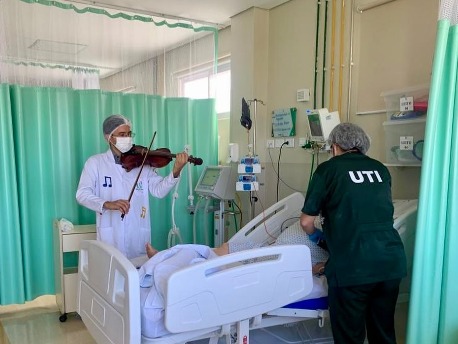 Hospital São Francisco implementa musicoterapia para promover bem-estar dos pacientes