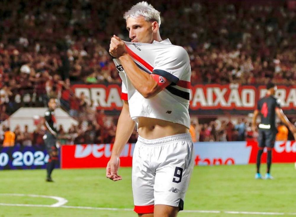 Com Zubeldía presente, São Paulo atropela o Atlético-GO fora de casa e vence a 1ª no Brasileirão