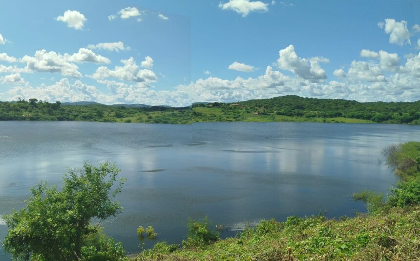 Moradores de áreas de riscos são orientados a evacuar imóveis por risco de rompimento de parede de açude, em Conceição