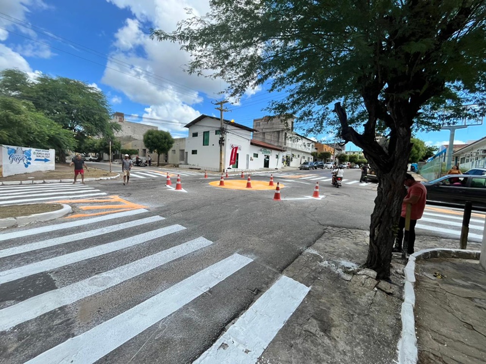 Segurança viária: STTRANS implanta rotatória no cruzamento das ruas Juvenal Lêdo com a 5 de agosto