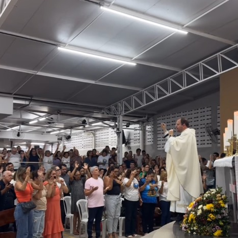 Missa e lançamento do livro de Padre Fabrício reúne milhares de pessoas na Comunidade Filhos da Misericórdia em João Pessoa
