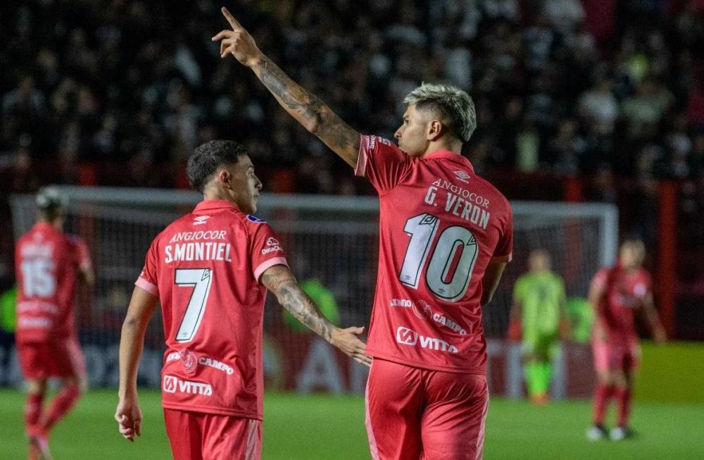 Corinthians é superado pelo Argentinos Jrs., perde a 1ª na Sul-Americana e deixa liderança do grupo