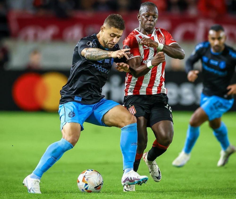 Com um a menos, Grêmio consegue vitória heroica contra o Estudiantes na Argentina e inicia reação na Libertadores