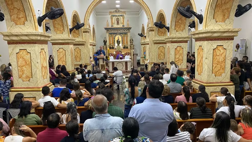 Sob forte comoção, corpos das vítimas de acidente entre van de estudantes e trator são enterrados em Paulista-PB; veja vídeo