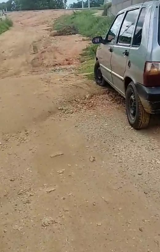 Moradora do bairro Salgadinho reclama da falta de calçamento em rua e prefeitura diz que serviço de pavimentação chegará em breve ao local