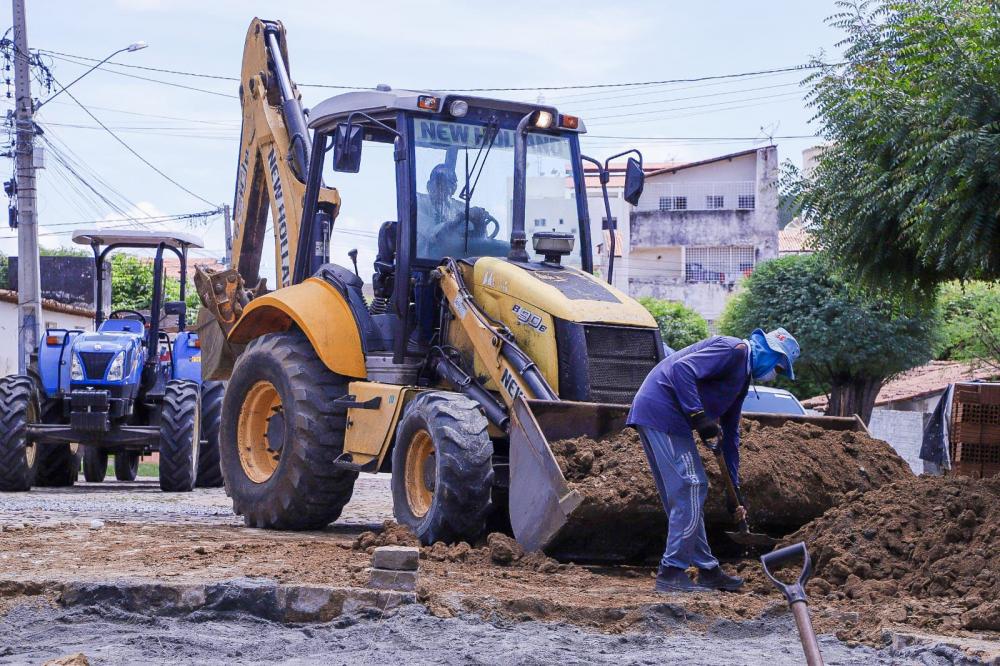 Prefeitura atende pedido da população e intensifica operação tapa-buracos em Patos