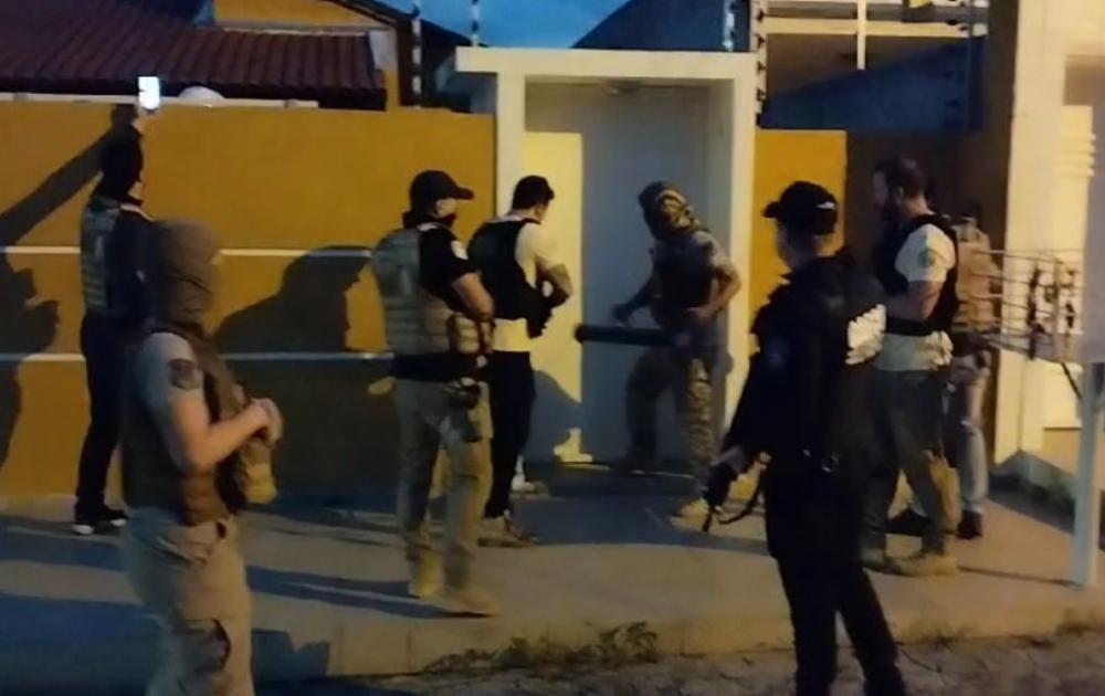 Operação investiga possíveis fraudes no Sistema Prisional em Cajazeiras que liberavam membros de facções; advogado foi preso e diretor de presídio está foragido