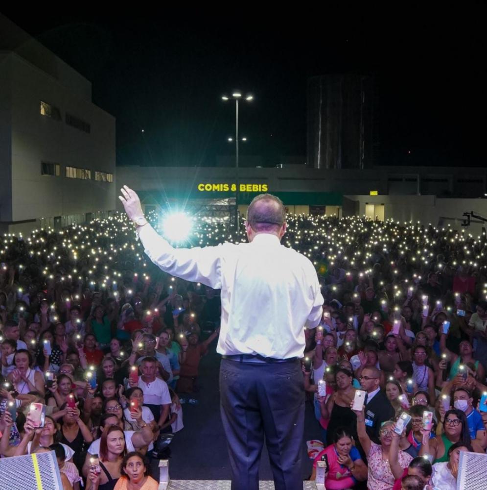 Louvor e lançamento de livro do Padre Fabrício arrastam milhares de pessoas em Patos
