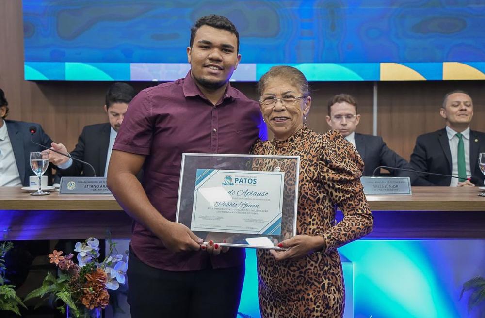 Jovem jornalista Pabhlo Rhuan recebe reconhecimento da Câmara Municipal de Patos por seu trabalho na imprensa