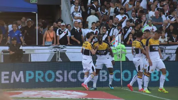 Bolasie destrói, e Criciúma aplica goleada histórica no Vasco em São Januário; torcida protesta e grita até 'olé'