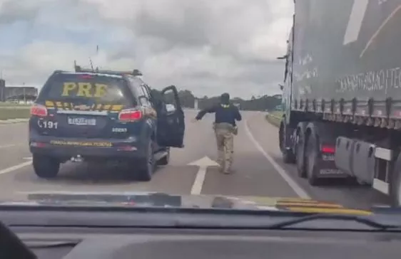 Perseguição na BR-230 se estende por cerca de 10 quilômetros e termina com apreensão de motorista sob suspeita de dirigir sob efeito de substâncias; veja vídeo
