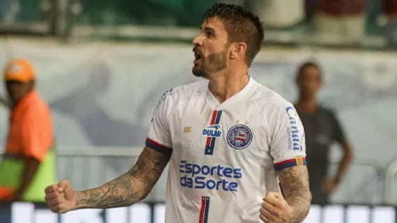 Com 'lei do ex', Bahia vence Grêmio e cola nos líderes do Brasileirão