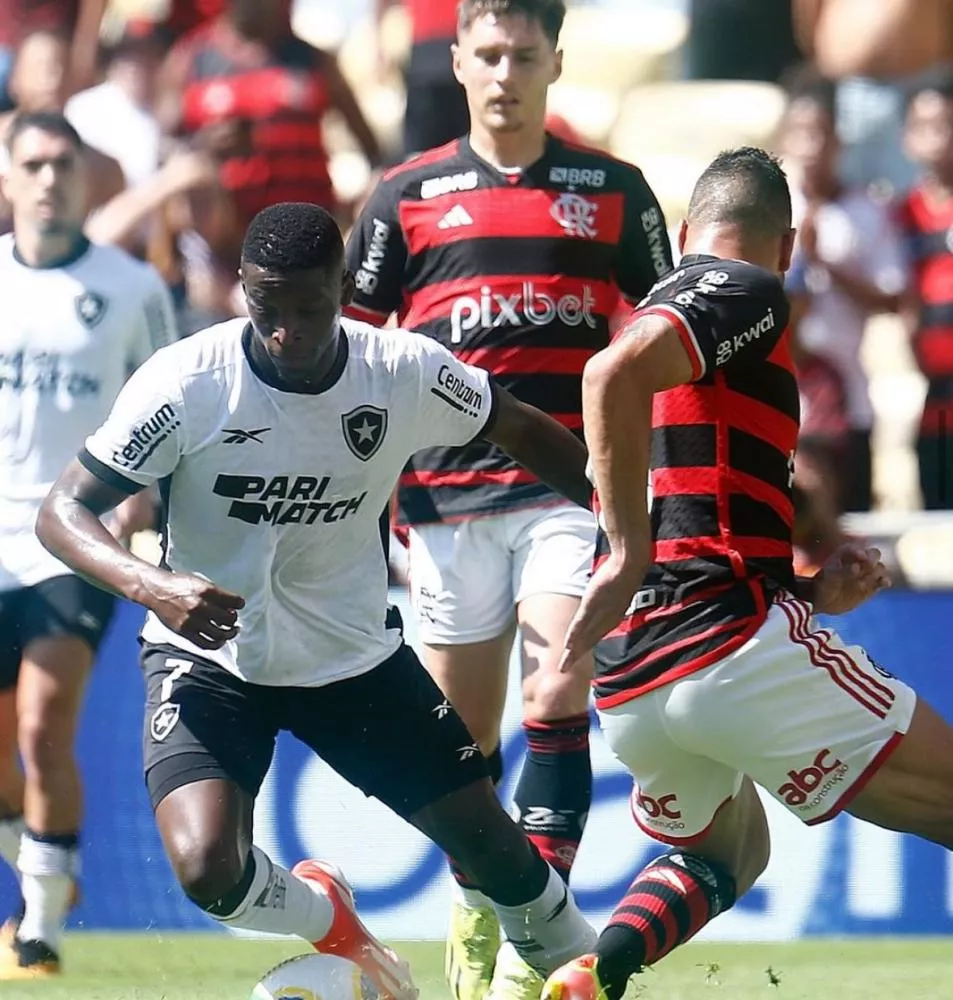 'Pantera Negra' arrebenta com golaço, Botafogo vence Flamengo no clássico e assume liderança provisória do Brasileirão