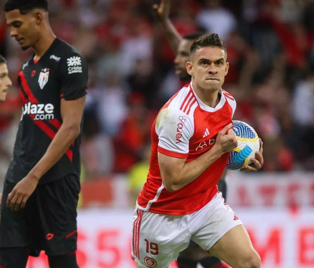 Borré marca mais um e salva Internacional, que fica só no empate contra o Atlético-GO