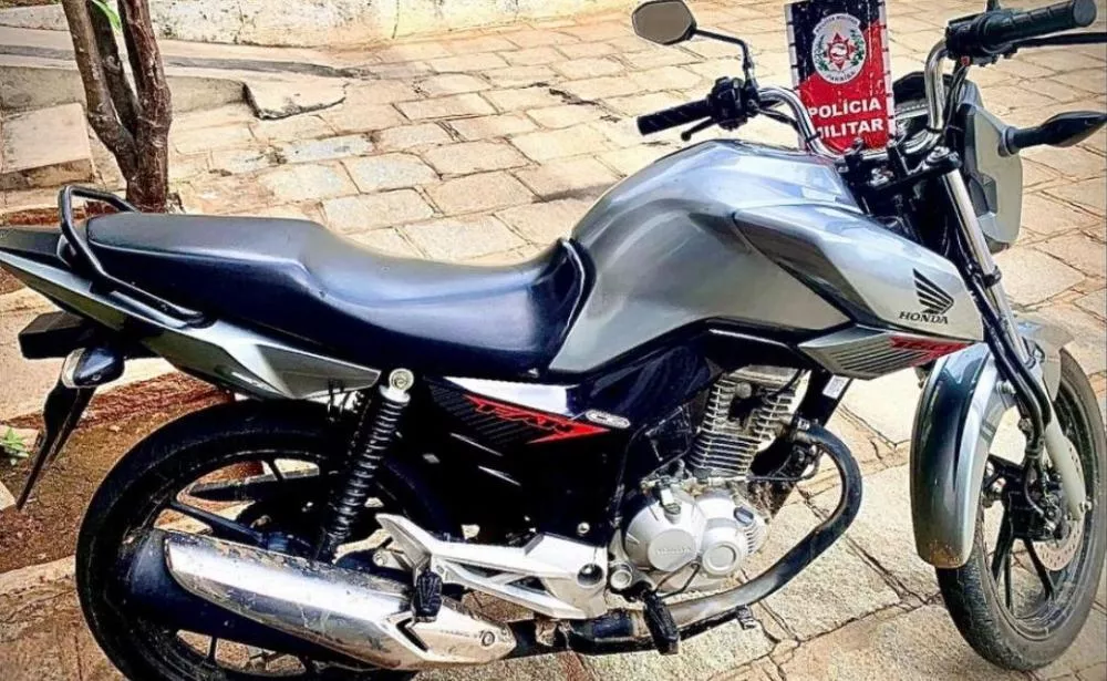 Motocicleta com restrição de roubo/furto e que havia sido utilizada em assalto à loja de celulares no Centro de Patos é recuperada pela PM