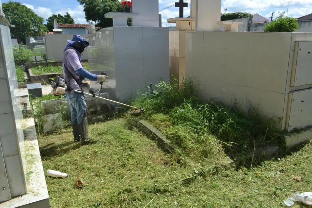 Cemitérios de Patos passam por mutirão de limpeza e revitalização
