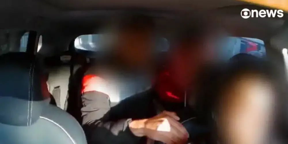 Os Trapalhões: câmera flagra ladrões desesperados ao descobrirem câmera em carro roubado, em São Paulo: "Você é burro, todo errado"