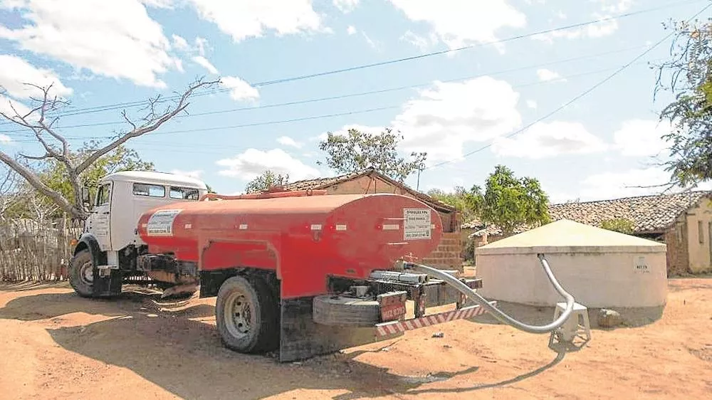 Pipeiros alegam falta de pagamento há mais de 60 (sessenta) dias e Efraim Filho diz que vai cobrar do governo 