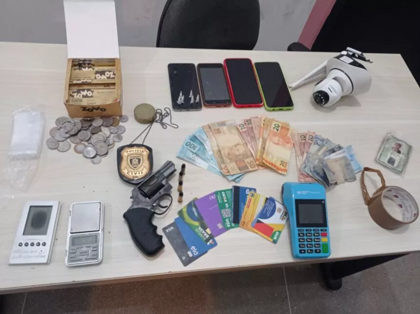 No Sertão: Polícia Civil prende homem em flagrante por posse de arma e droga, durante cumprimento de busca