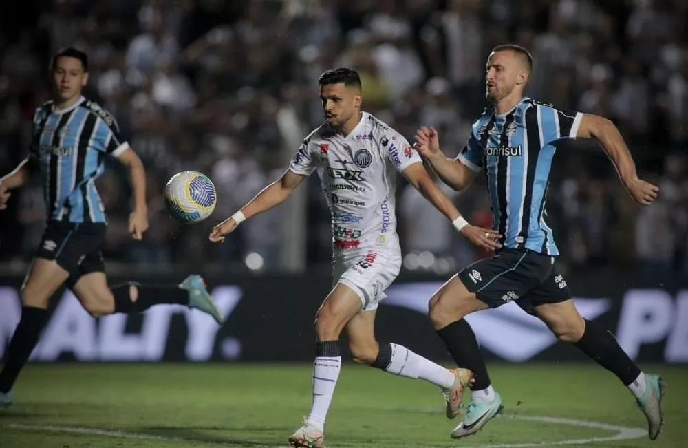 Grêmio perde chances e fica no empate com o Operário pela Copa do Brasil