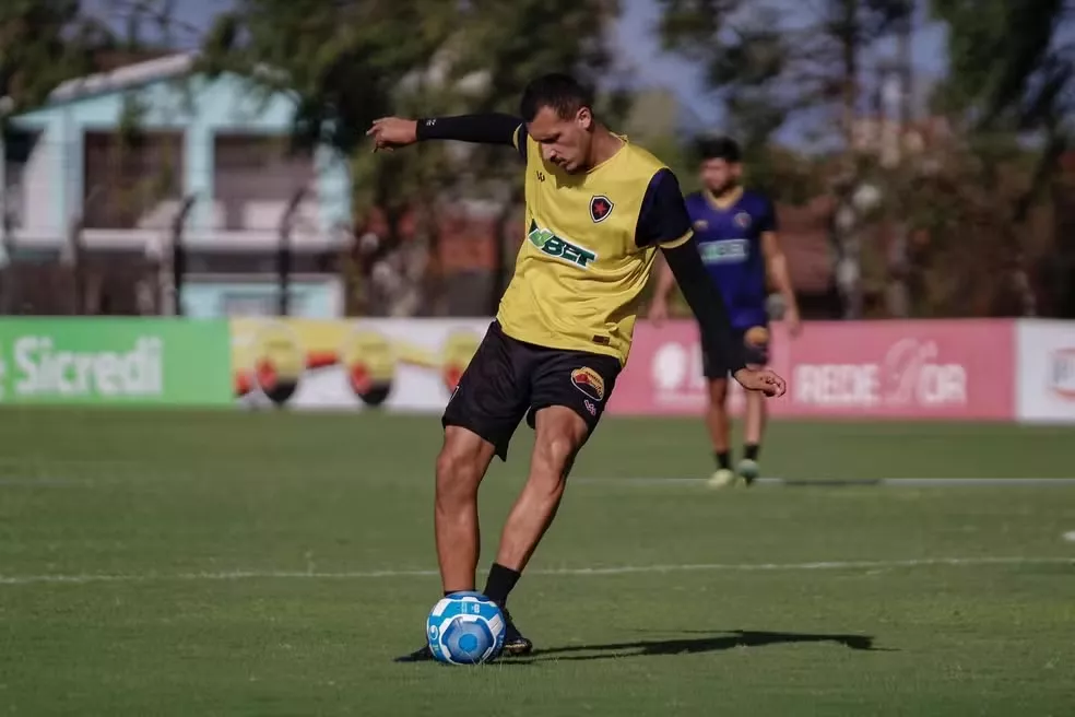 Botafogo-PB anuncia a saída de quatro jogadores, entre eles Sousa Tibiri, titular no início de 2024