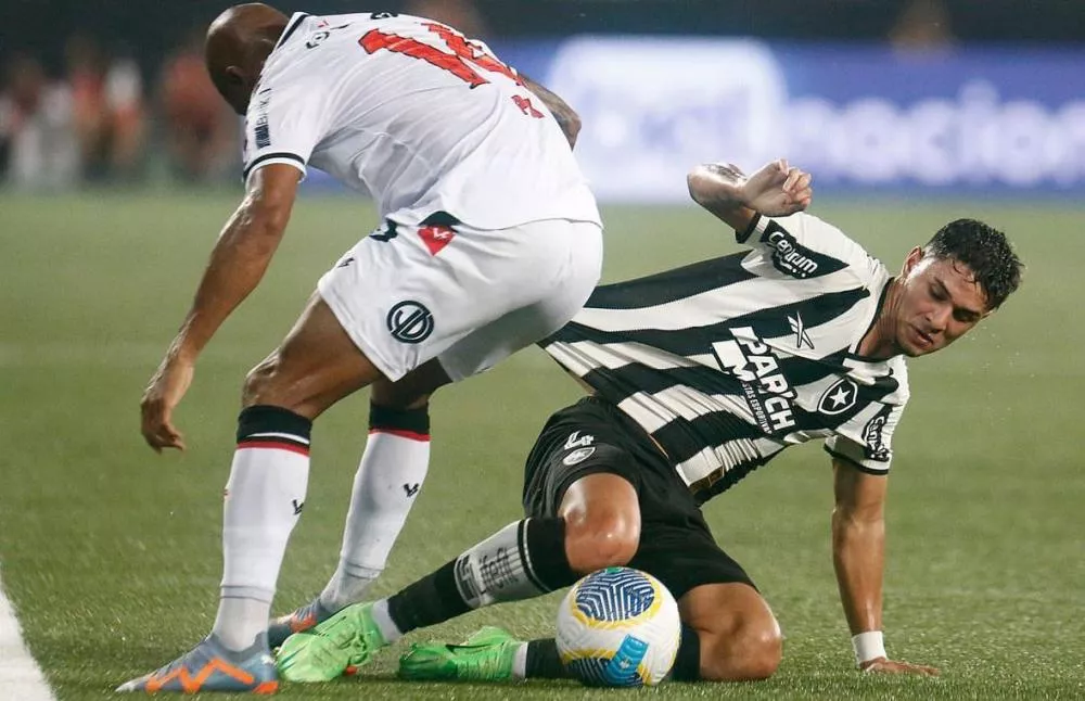 Botafogo vence Vitória com golaço de Eduardo e larga na frente por vaga nas oitavas da Copa do Brasil